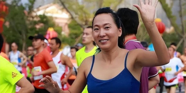开云体育下载-退役后移居美国，3个孩子3个爹，52岁“东方神鹿”王军霞现在还好吗|长跑|金牌|奥运会|黄天文|世界冠军_新浪体育_新浪新闻
